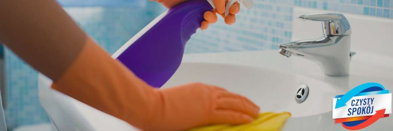 Zrzut ekranu z ręką kogoś, kto czyści zlew