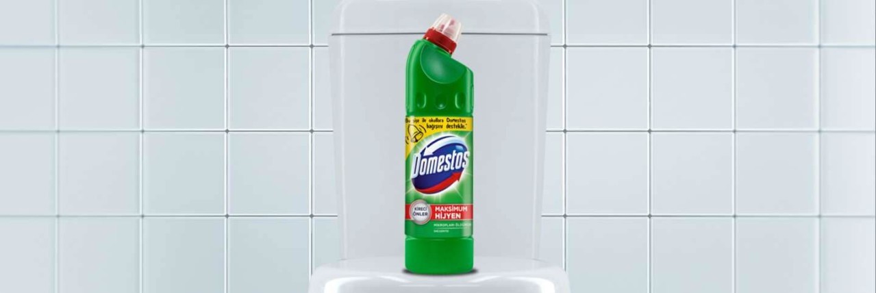 Tuvalet üzerinde yeşil Domestos çamaşır suyu