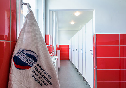 Domestos táska egy WC-ben